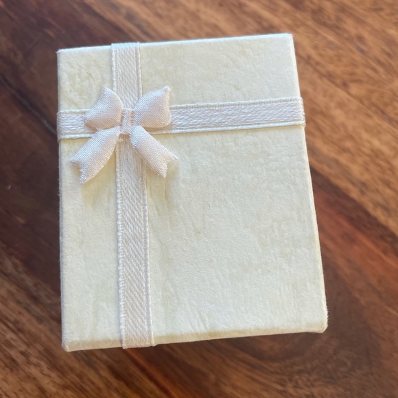 Oversized rhinestone flower cocktail ring - Picture 8 of 11